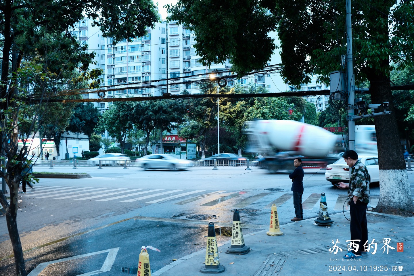 A street corner at dusk · Chengdu · 2024.04.10 19:25